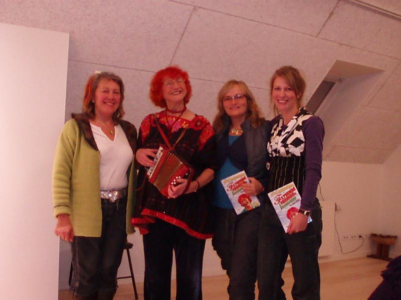 Den 5. december 2008 besøgte Jytte Abildstrøm Lyngvej 16, hvor hun læste højt af sin nye bog "Flyvende Farmors Julekalender til hele året". Her ses hun sammen med nogle af tilhørerne.