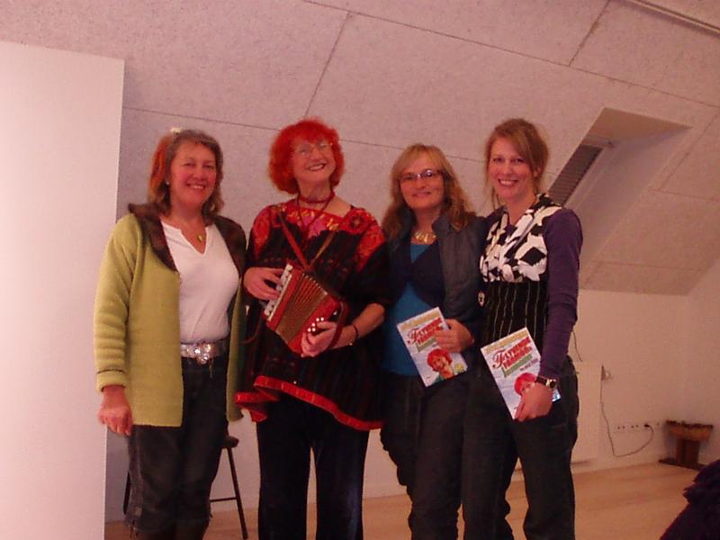 Jytte Abildstrøm Den 5. december 2008 besøgte Jytte Abildstrøm Lyngvej 16, hvor hun læste højt af sin nye bog "Flyvende Farmors Julekalender til hele året". Her ses hun sammen med nogle af tilhørerne.