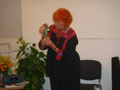 Jytte Abildstrøm Den 17. august 2009 underholdt og talte Jytte Abildstrøm ud fra emnet "Hvor får vi kræfterne fra?". Det var en livlig aften, som inspirerede og gjorde indtryk på tilhørerne - en aften med højtlæsning, spændende dialog, dukkespil, fællessang og meget mere, og hvor Jytte Abildstrøm spillede både på harmonika og på sav