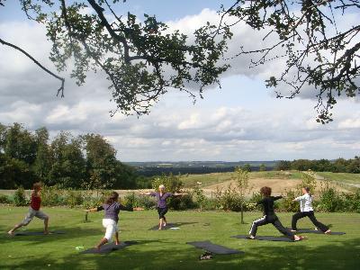 Yoga og meditation med Nina Grønbech Pfeiffer I weekenden 22.-23. august 2009 blev der arbejdet med Yoga og Meditation. Underviser var Nina Grønbech Pfeiffer. Da vejret var skønt, foregik undervisningen både indendørs og ude i naturen.