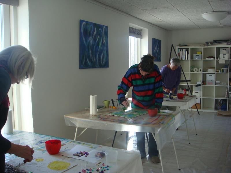 Flydende Farver malekursus 6.-7. marts 2010 Den 6. - 7. marts 2010 var der Flydende Farver malekursus. Med meditation, masser af energi og mange forskellige materialer var der alle muligheder for at udtrykke sin kreativitet, og der blev skabt mange skønne billeder.