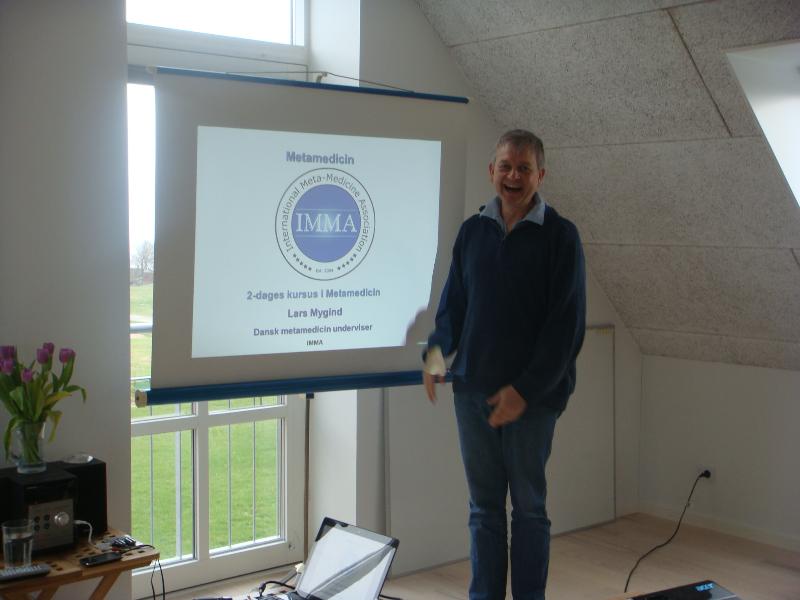 Lars Mygind. Weekenden 17. - 18. april 2010 holdt Lars Mygind Grundkursus i Metamedicin. Det var et intenst og lærerigt kursus med mange nye og spændende måder til at forstå sundhed og sygdom. Metamedicin kan være den indfaldsvinkel til at forstå sundhed og sygdom, som kan forene både det etablerede sundhedssystem og lægeverdenen med de alternative behandlere i et fælles mål: at skabe sundhed for alle.