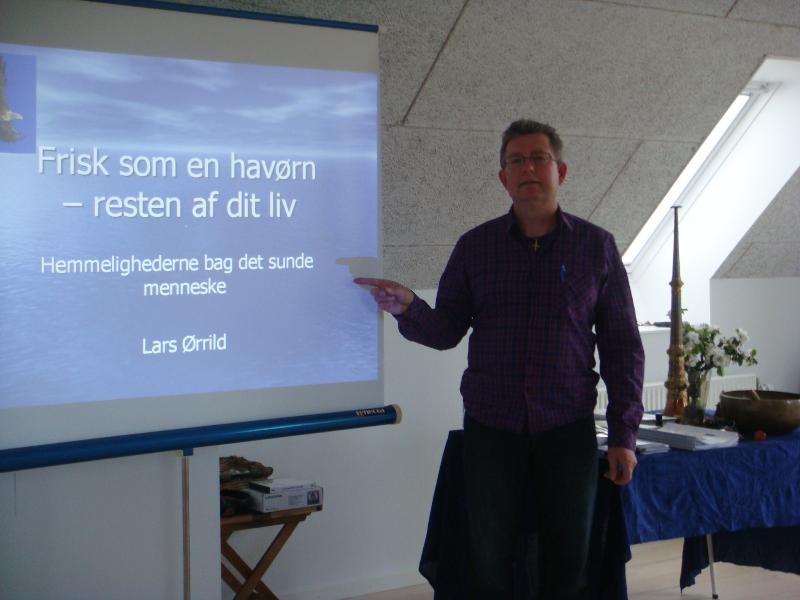 Lars Ørrild Den 27. maj holdt Lars Ørrild et meget spændende foredrag: Frisk som en havørn - resten af dit liv. Det var utrolig inspirerende at høre, og Lars Ørrild demonstrerede, hvordan vibrationel kinesiologi kan genoprette ubalancer i den fysiske krop.